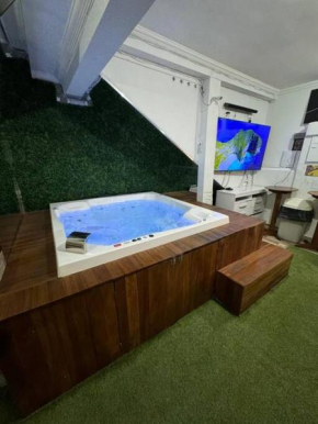 Quarto suíte c hidromassagem tv75 e som cinema